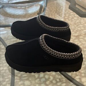 UGG Black size 6 Slip-On Shoes with Woven Detail